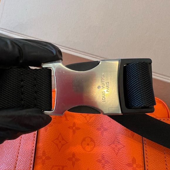 LOUIS VUITTON (LV) OUTDOOR BUMBAG - Picture 7 of 11